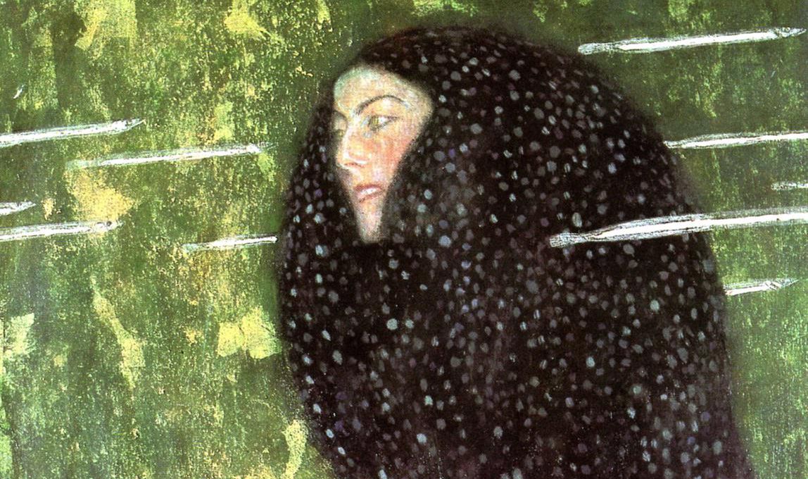 Un dipinto di ispirazione klimt che raffigura una donna con lunghi capelli scuri e maculati che coprono la maggior parte del corpo, su uno sfondo giallo-verde con diverse frecce bianche che le volano accanto.