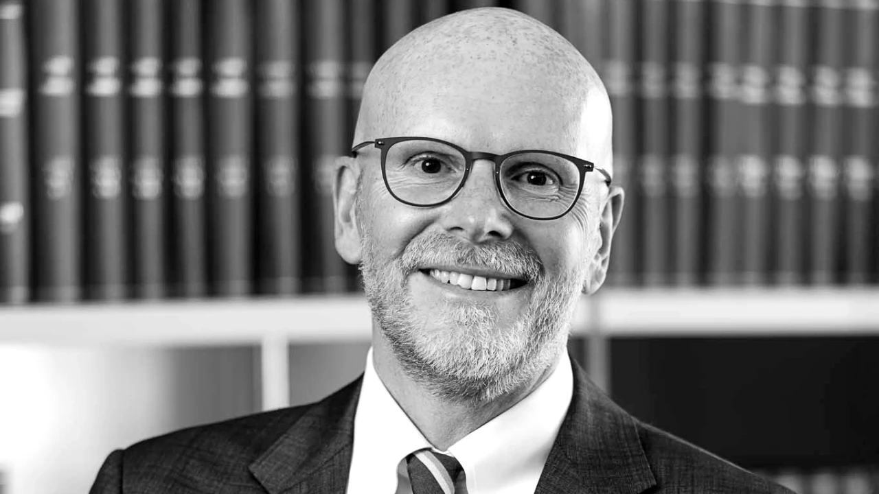 Fotografia in bianco e nero di Leo De Rosa, Fondatore e managing partner, studio legale e tributario Russo De Rosa Associati