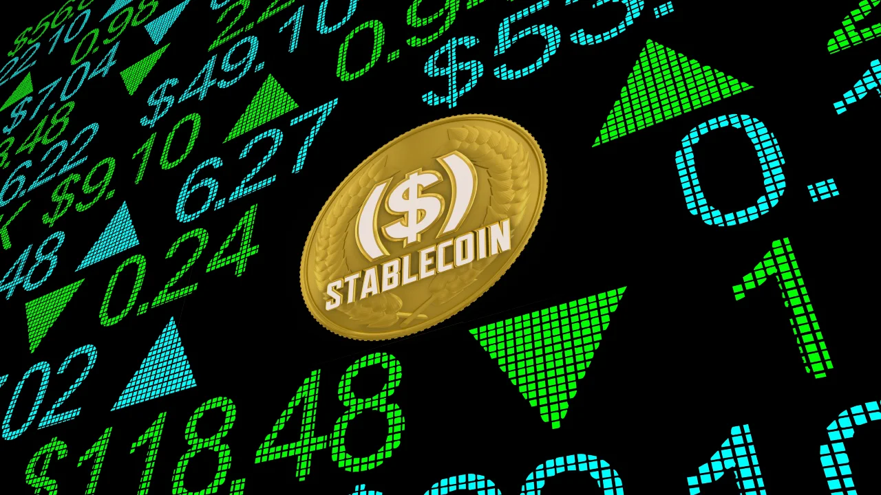 Una moneta d'oro con la dicitura "STABLECOIN" viene visualizzata su uno sfondo di numeri verdi, frecce verso l'alto e dati di mercato digitali, che simboleggiano le criptovalute e la crescita finanziaria.