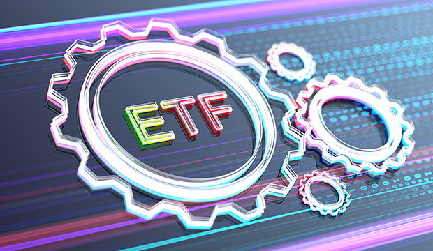 Un'illustrazione digitale di ingranaggi luminosi interconnessi con le lettere "ETF" al centro, che simboleggiano i fondi negoziati in borsa e la tecnologia finanziaria. Lo sfondo è caratterizzato da scie luminose colorate e dinamiche e dal codice binario.