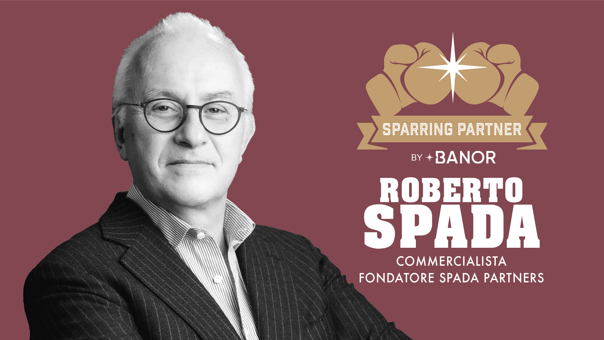 Ritratto in bianco e nero di un uomo con occhiali e abito. A destra, il testo recita: "Sparring Partner by Banor, Roberto Spada, Commercialista Fondatore Spada Partners" con sopra il logo di due guantoni da boxe.
