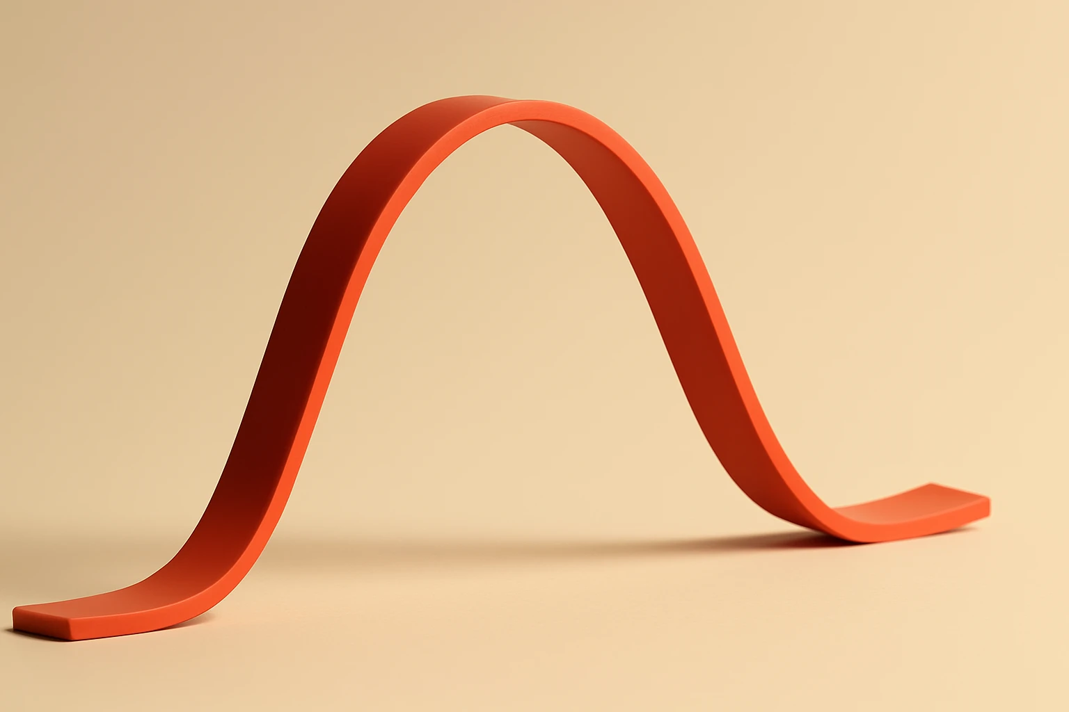 Una struttura liscia, rosso-arancione, a forma di curva a campana, si erge su una superficie beige su uno sfondo beige, evocando le curve dinamiche delle prestazioni che si trovano nel mondo dell'obbligazionario Carmignac.