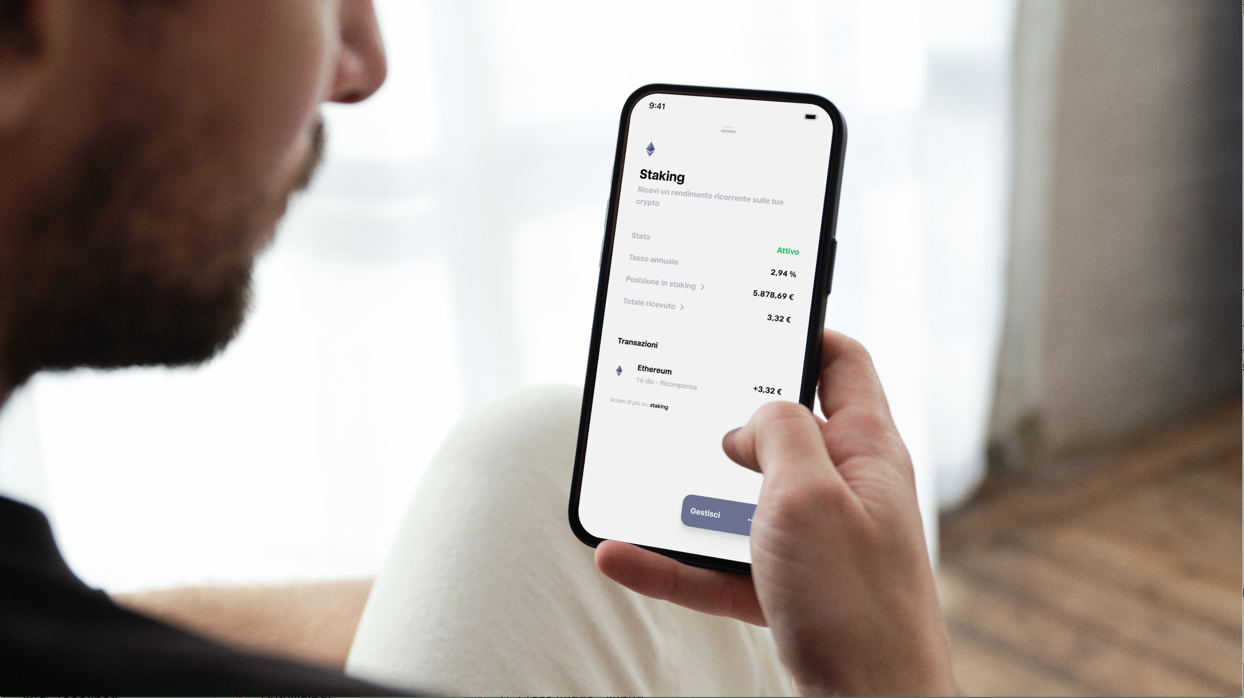 Una persona con uno smartphone visualizza un cruscotto di puntata con i guadagni in criptovaluta e i dettagli delle transazioni, collegati senza soluzione di continuità al proprio Crypto Wallet. Lo sfondo delicatamente sfocato mette a fuoco l'interfaccia di Trade Republic.