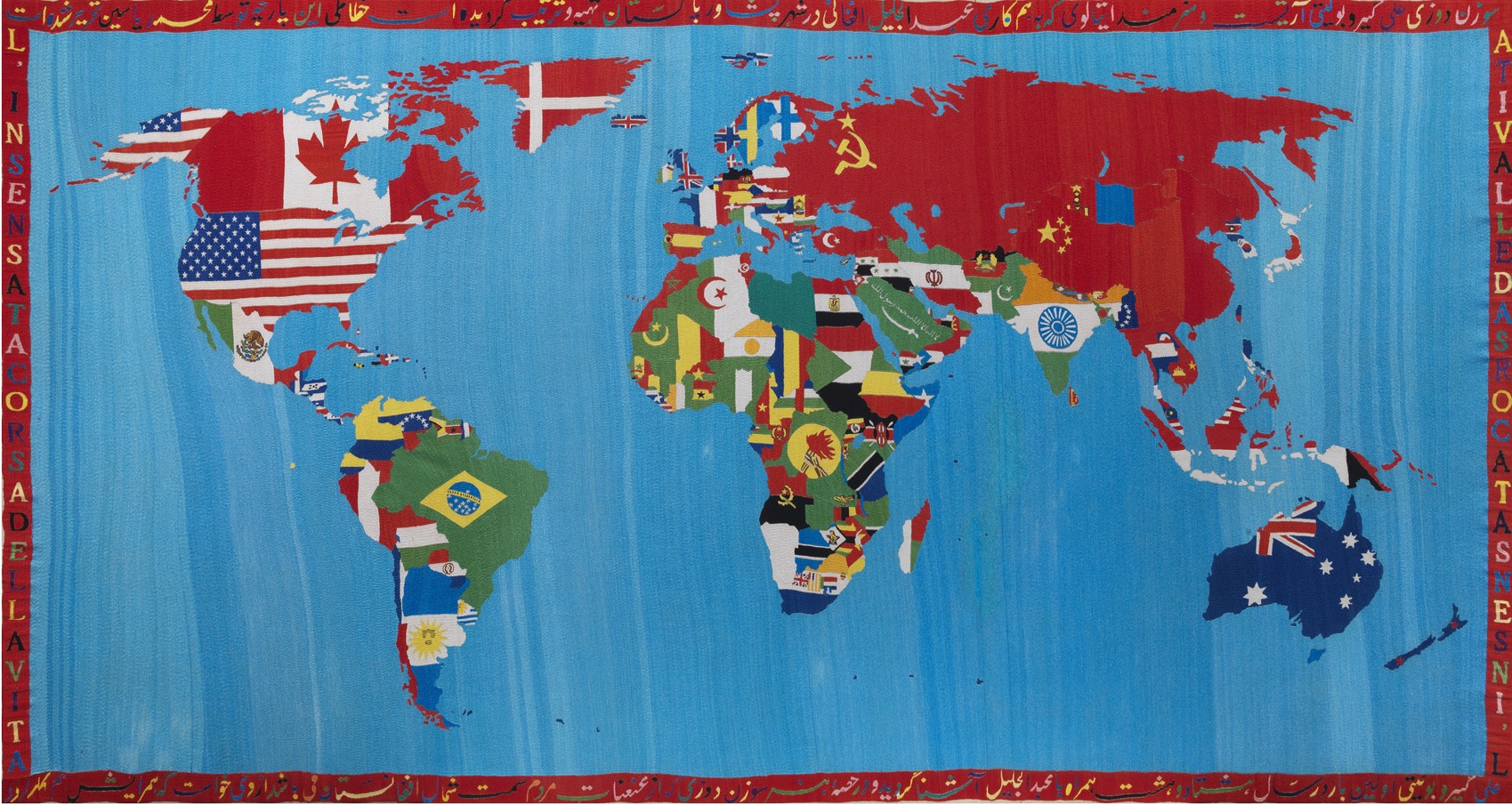 Una mappa del mondo con ogni paese riempito con la sua bandiera nazionale su sfondo blu; un bordo rosso con testo circonda la mappa.