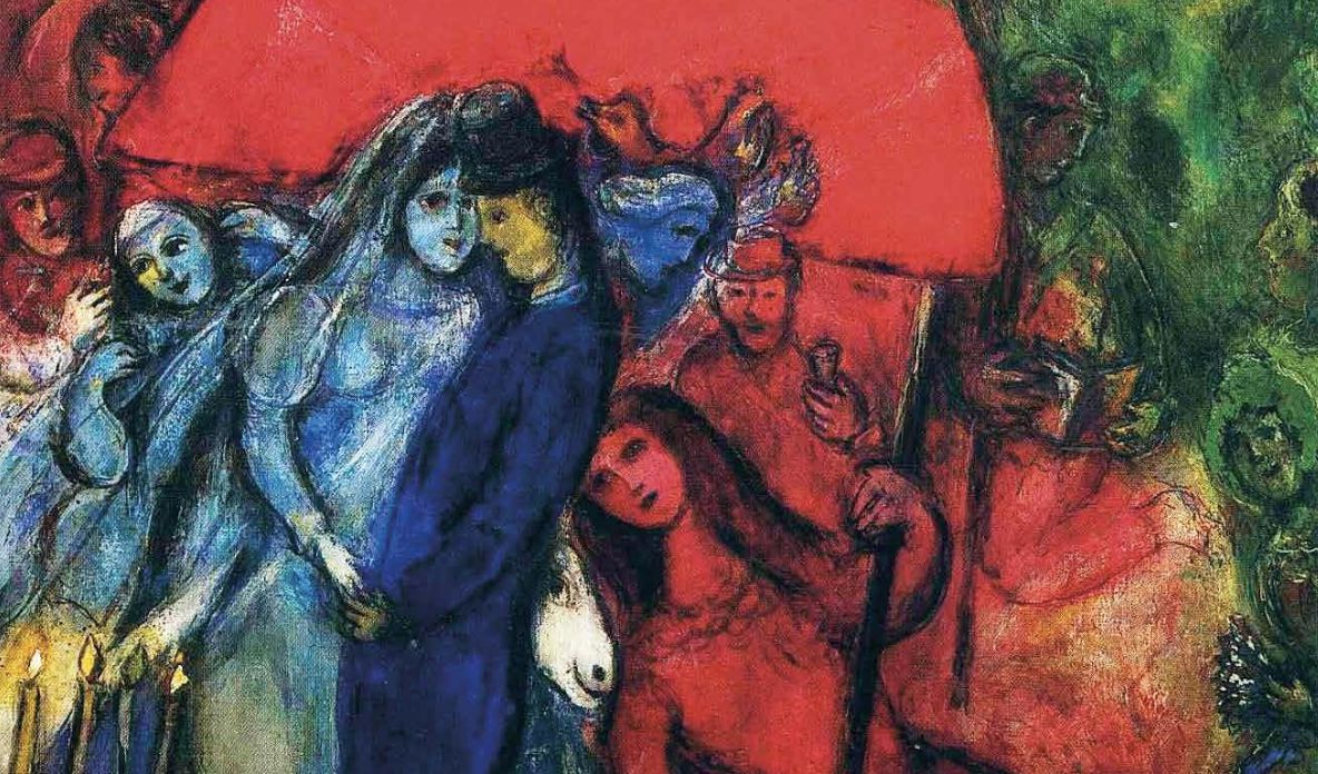 Un dipinto colorato mostra una sposa e uno sposo che si abbracciano sotto un baldacchino rosso vivo, circondati da figure espressive e astratte nei toni del blu, del rosso e del verde, creando una scena di matrimonio vivace e onirica.