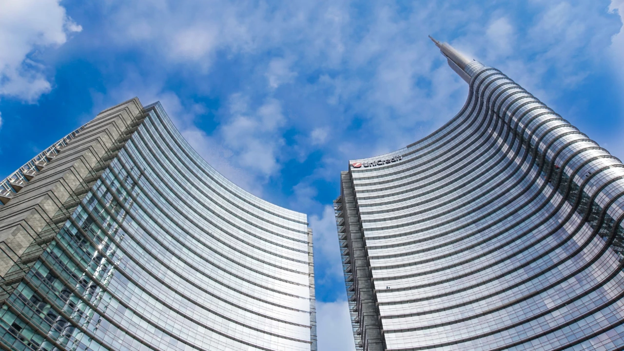 Vista della UniCredit Tower a Milano, sede centrale del Gruppo UniCredit