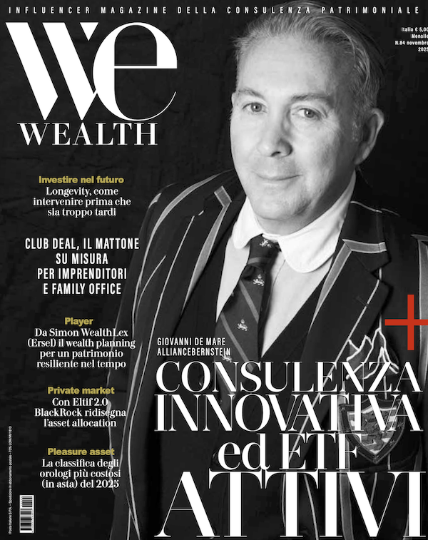 Un uomo in abito gessato e camicia bianca posa con sicurezza sulla copertina della rivista We Wealth. Lo sfondo è in bianco e nero, con titoli in italiano che parlano di consulenza innovativa e di ETF attivi.