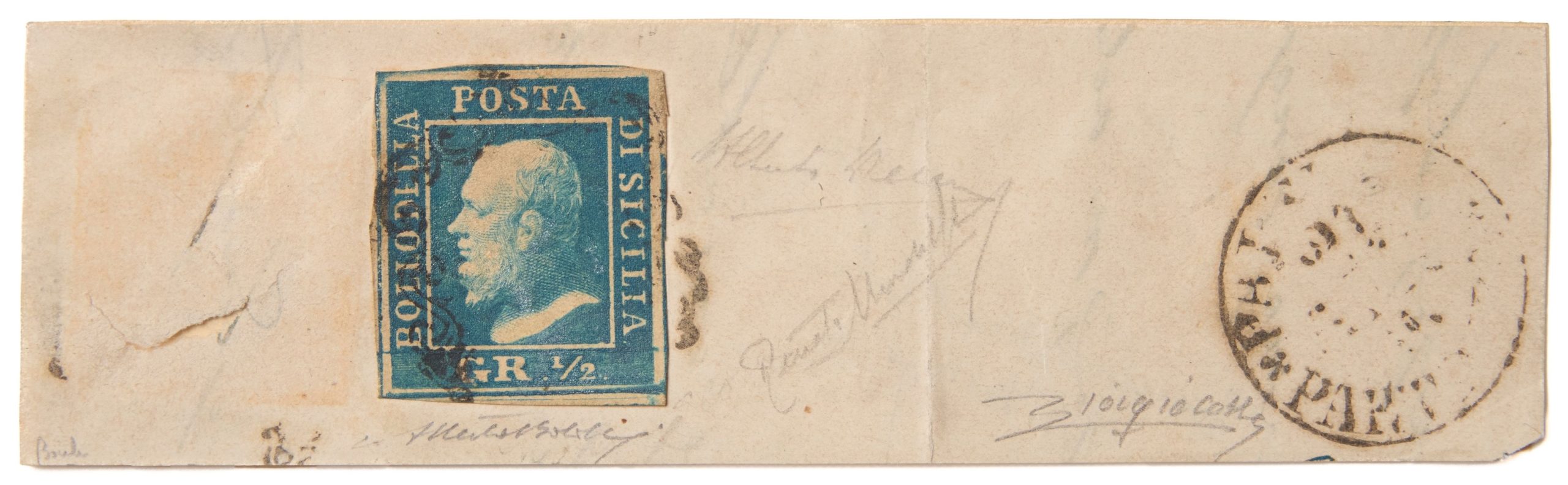 Un francobollo blu d'epoca con un ritratto di profilo, con la dicitura "POSTA DI SICILIA", è apposto su una vecchia busta sbiadita con note scritte a mano e un segno di annullo postale nero circolare.