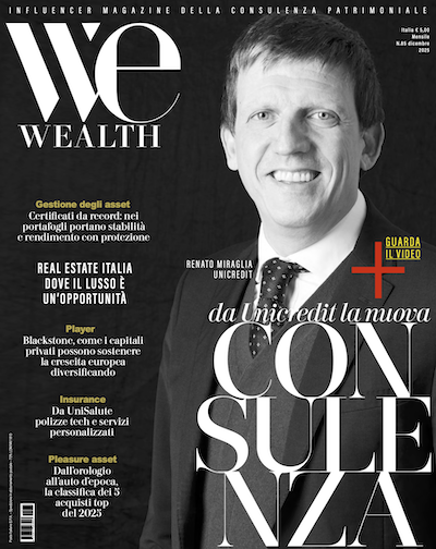 Un uomo in giacca e cravatta sorride sulla copertina della rivista "We Wealth". Lo circondano titoli e articoli in italiano, tra cui la grande parola "CONSULENZA" in bianco nella metà inferiore.