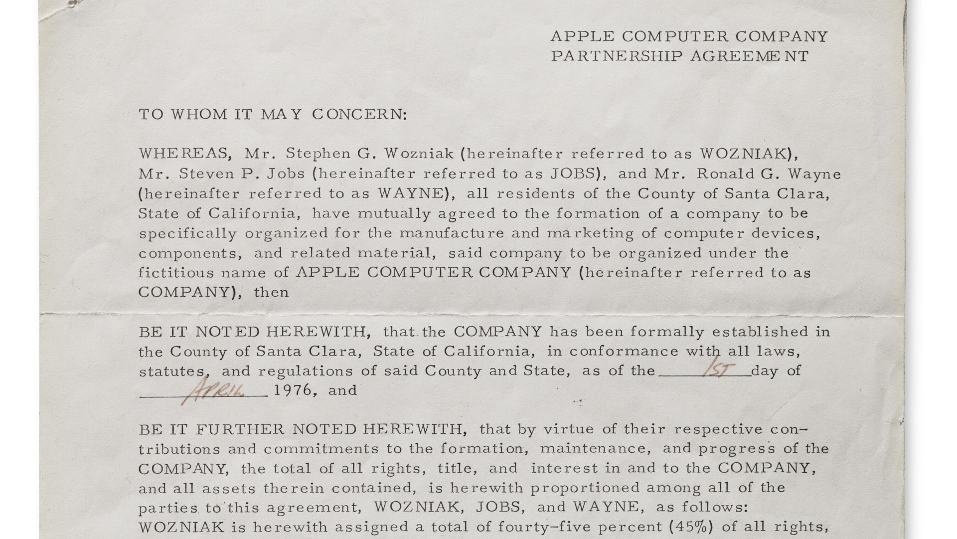 Foto ravvicinata di un documento d'epoca intitolato "Apple Computer Company Partnership Agreement", datato 1976, con testo dattiloscritto che fa riferimento a Steve Wozniak, Steve Jobs e Ronald Wayne come fondatori.