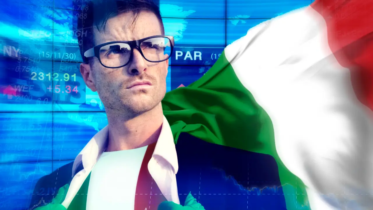Un uomo con gli occhiali tiene una bandiera italiana sulla spalla, con un'espressione seria. Sullo sfondo sono visibili grafici finanziari digitali blu e dati di borsa.
