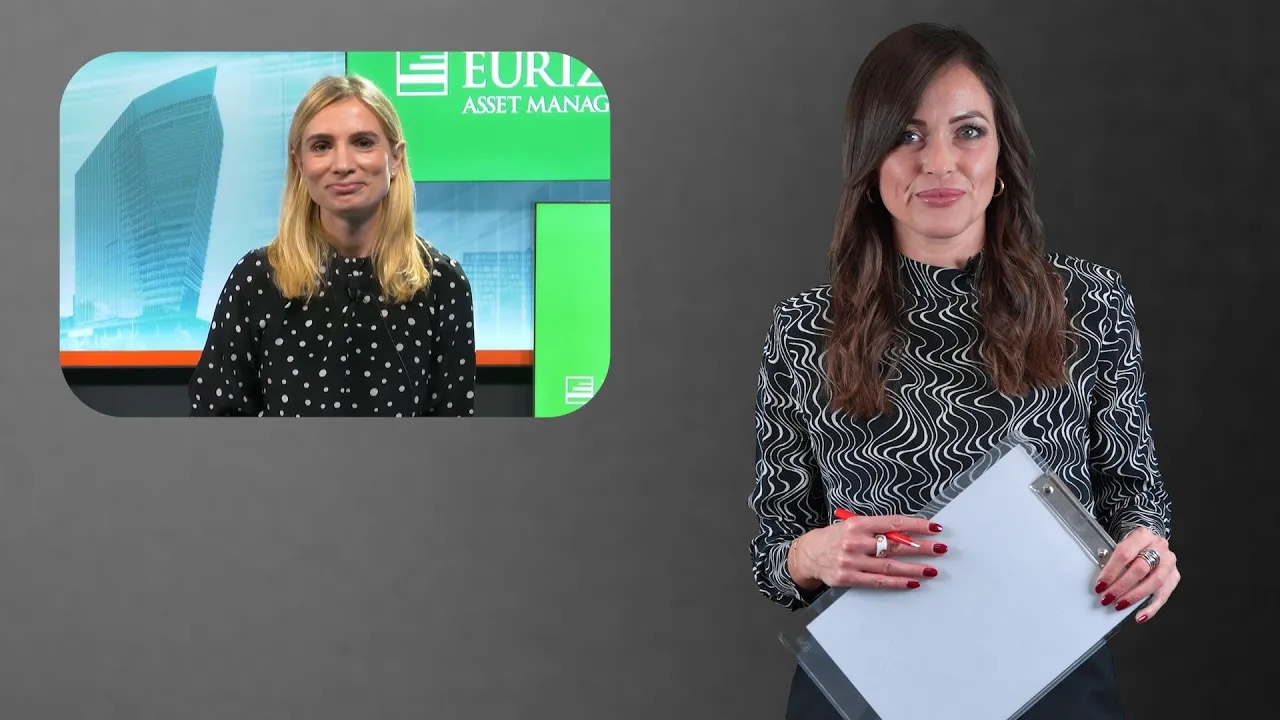 Sono presenti due donne, Chiara Samorì e Federica Calvetti: una sta in piedi con una cartellina, l'altra appare su uno schermo alle sue spalle. Entrambe indossano top a fantasia. Lo sfondo è grigio e sullo schermo è visibile un logo verde e bianco che fa riferimento alla finanza sostenibile.