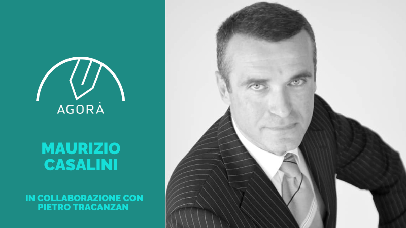 Immagine divisa con una sezione verde acqua a sinistra che mostra il logo Agorà e il testo "MAURIZIO CASALINI in collaborazione con Pietro Tracanzan", e un ritratto in bianco e nero di un uomo in giacca e cravatta a destra.