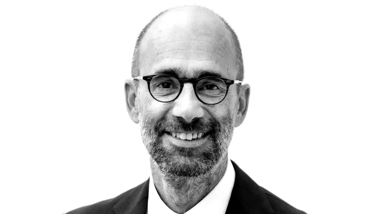 Ritratto di Paolo Tenderini, direttore generale di Finint, specializzato in private banking e servizi finanziari.