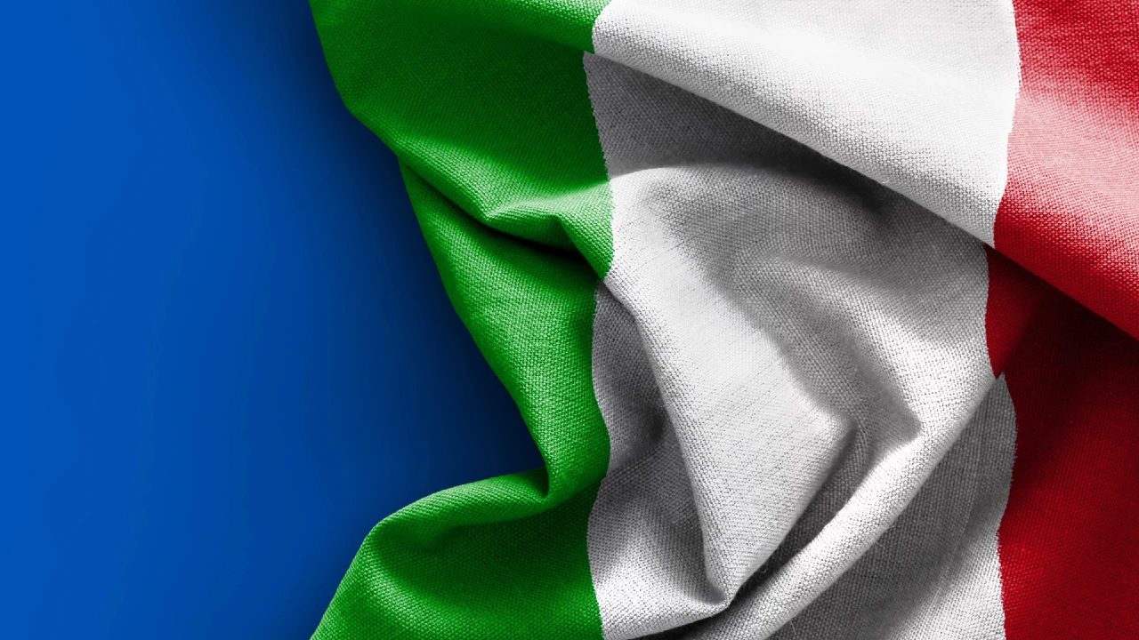 Bandiera italiana su sfondo blu, simbolo dello scenario del mercato azionario italiano e delle prospettive per mid e small cap