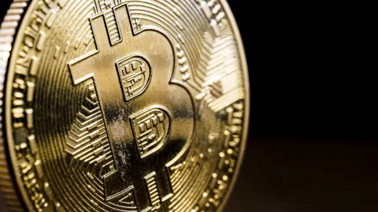 Moneta Bitcoin dorata in primo piano su sfondo scuro, simbolo dell’andamento dei mercati crypto e delle dinamiche di investimento 2025.