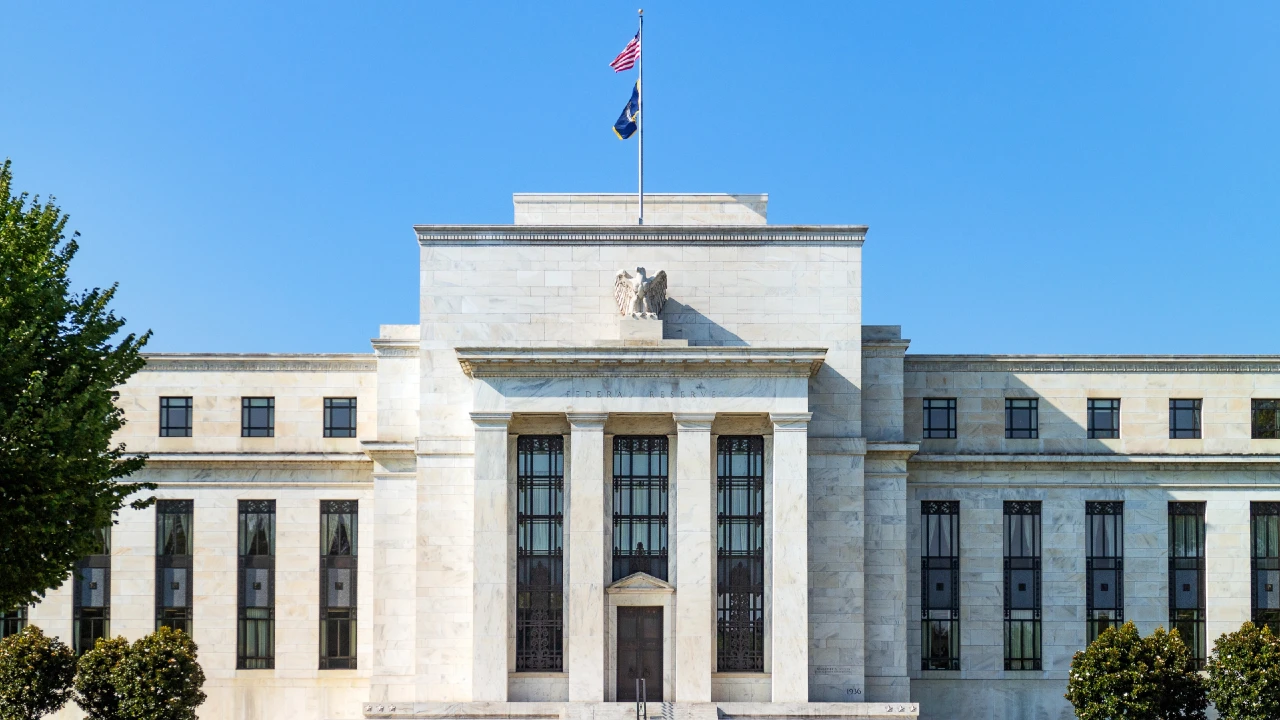 Sede della Federal Reserve a Washington, edificio frontale in marmo bianco con bandiera americana, utilizzato per illustrare il meeting del 10 dicembre sulla politica monetaria.