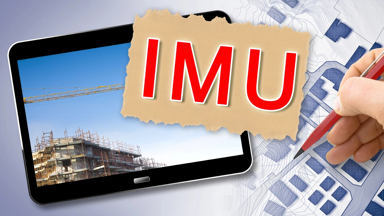 Una tavoletta che mostra un cantiere con una gru, l'acronimo "IMU" in grassetto rosso su carta strappata e una mano con una penna rossa che indica un progetto sullo sfondo.