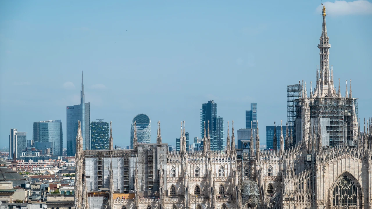 Vista del Duomo di Milano con lo skyline finanziario di Porta Nuova sullo sfondo, simbolo della modernizzazione della città e dell’attrattività dell’Italia per gli investitori internazionali.
