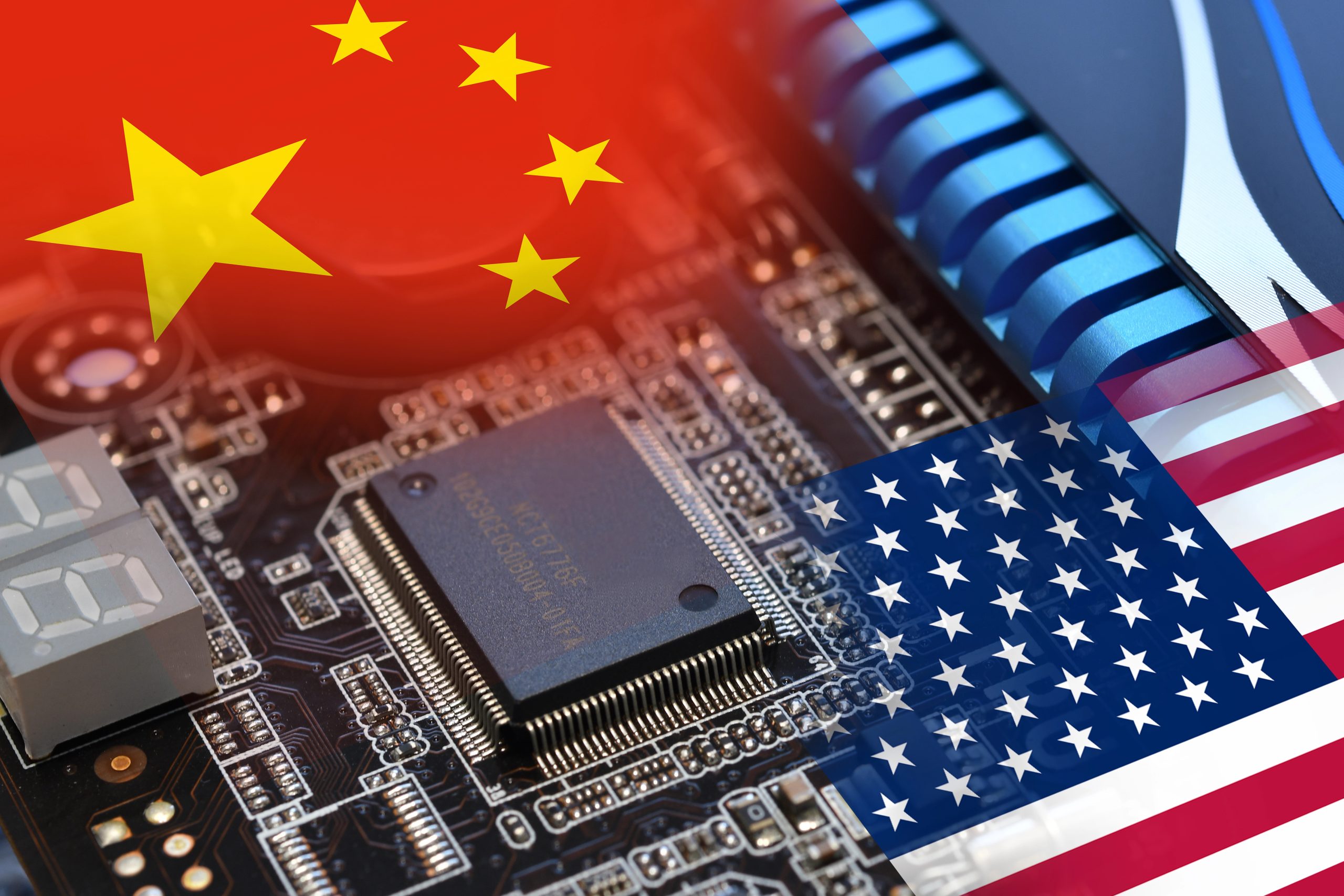 Chip elettronico su una motherboard con le bandiere di Stati Uniti e Cina sovrapposte, simbolo delle tensioni geopolitiche e delle restrizioni all’export tecnologico