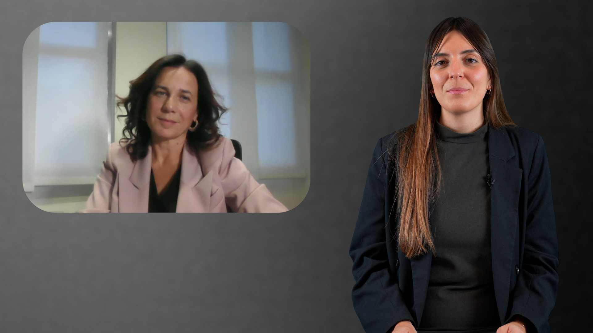 Due donne appaiono in formato split-screen: una a sinistra in una finestra di videochiamata che indossa un blazer chiaro, e una a destra seduta davanti a uno sfondo scuro, che indossa un blazer scuro e sorride leggermente.