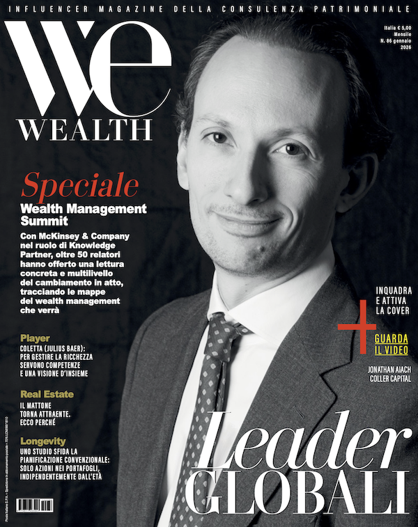 Un uomo in giacca e cravatta appare sulla copertina della rivista We Wealth. La copertina comprende titoli italiani sulla gestione patrimoniale, sui leader globali e su argomenti finanziari, con testo monocromatico e accento rosso.