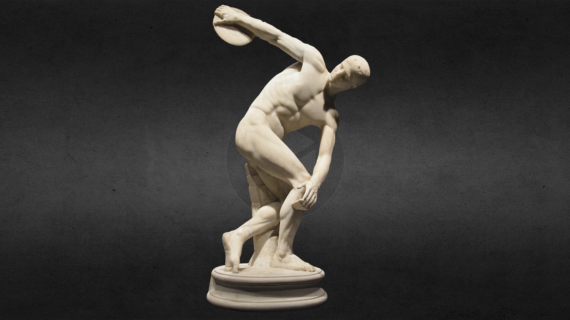 La statua in marmo di un atleta maschile in posa dinamica, che si prepara a lanciare un disco, è un esempio di arte dei giochi olimpici, visualizzata su uno sfondo scuro e sfumato. I muscoli e la forma della figura sono altamente dettagliati e realistici.