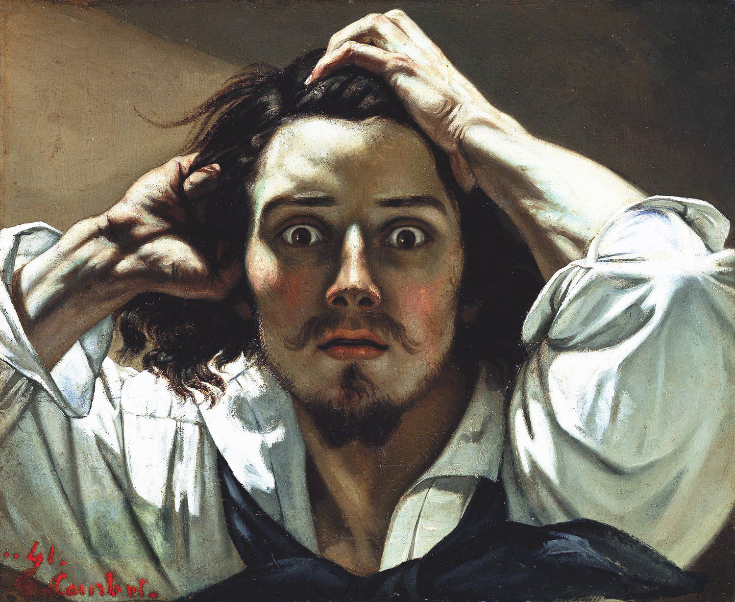 Un uomo dagli occhi spalancati e dall'espressione sconvolta si tiene la testa con entrambe le mani. Ha lunghi capelli scuri, baffi e pizzetto e indossa una camicia bianca che richiama lo stile drammatico di Courbet su uno sfondo semplice e in ombra.