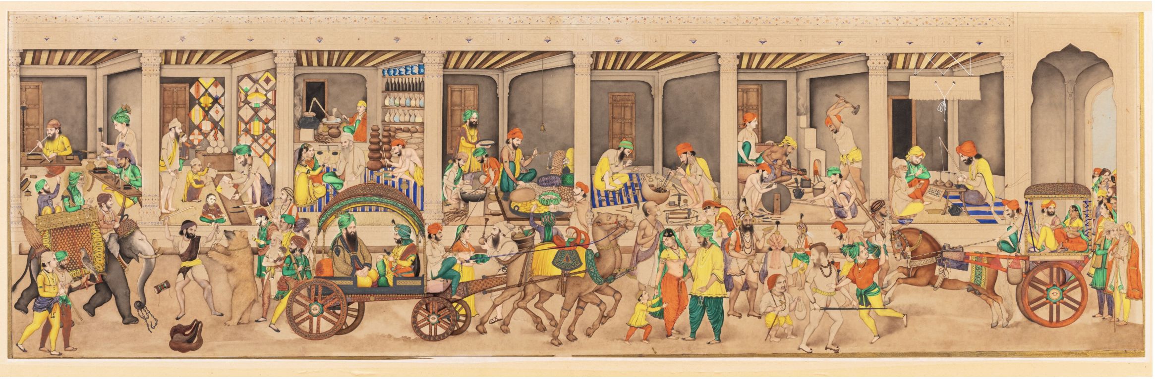Un'animata scena di strada indiana con persone in abiti colorati, venditori, animali e carretti che si muovono in un mercato ad arco ornato da collezioni di arte islamica, che mostra la vivace vita quotidiana e le diverse attività in un ambiente tradizionale.