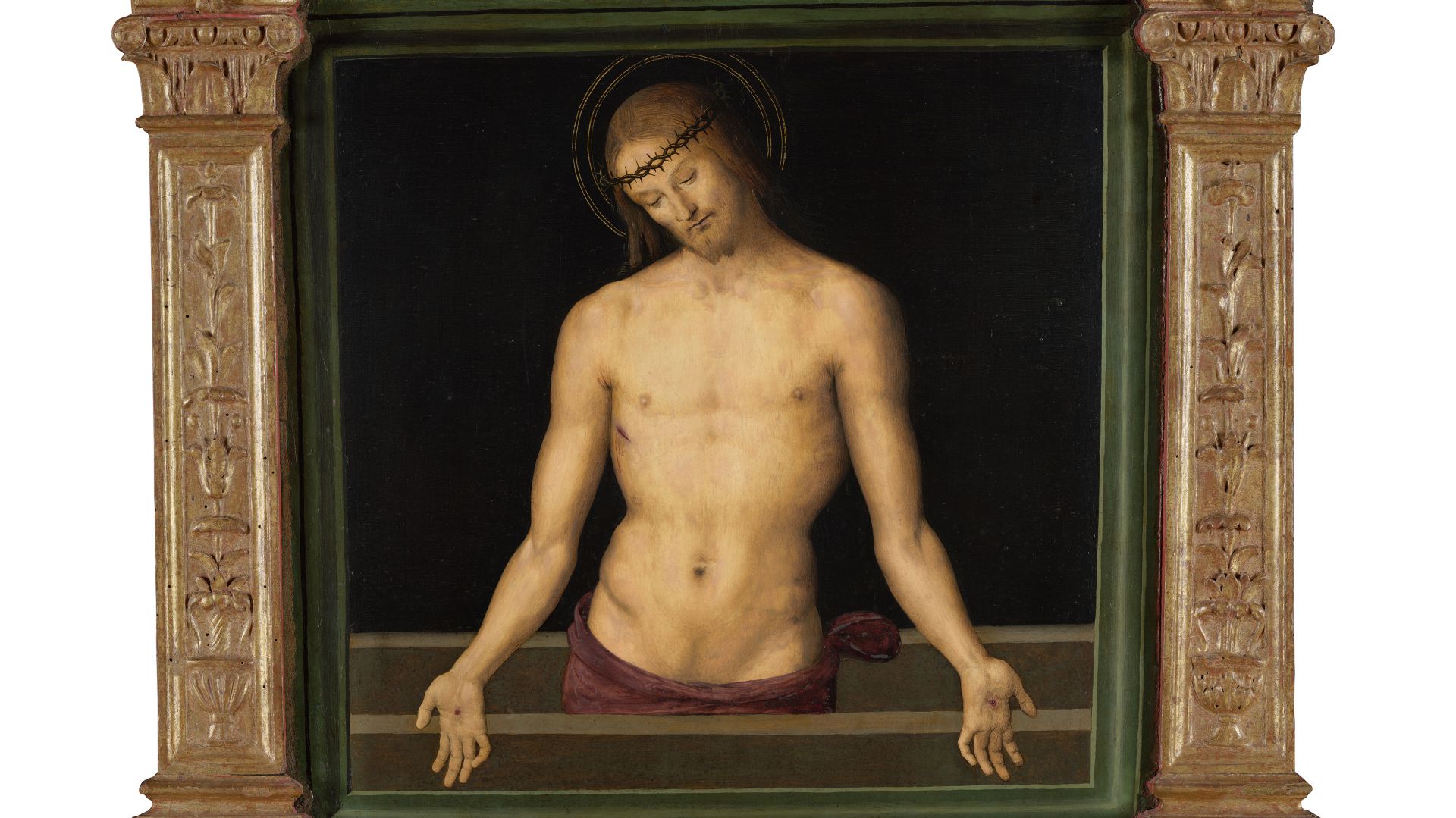 Un dipinto rinascimentale raffigura Gesù Cristo con una corona di spine, il capo chino e gli occhi chiusi, con la parte superiore del corpo nuda mostrata dietro un cornicione di pietra, incorniciato da colonne di legno ornate.