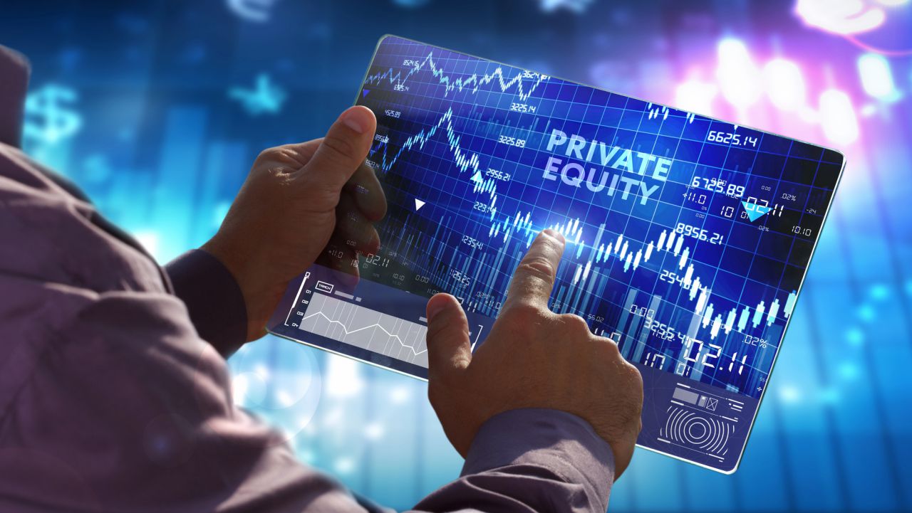 Una persona tiene in mano una tavoletta trasparente che mostra grafici e diagrammi finanziari, con la scritta "Private Equity" sullo schermo, simbolo di investimenti e analisi finanziaria.