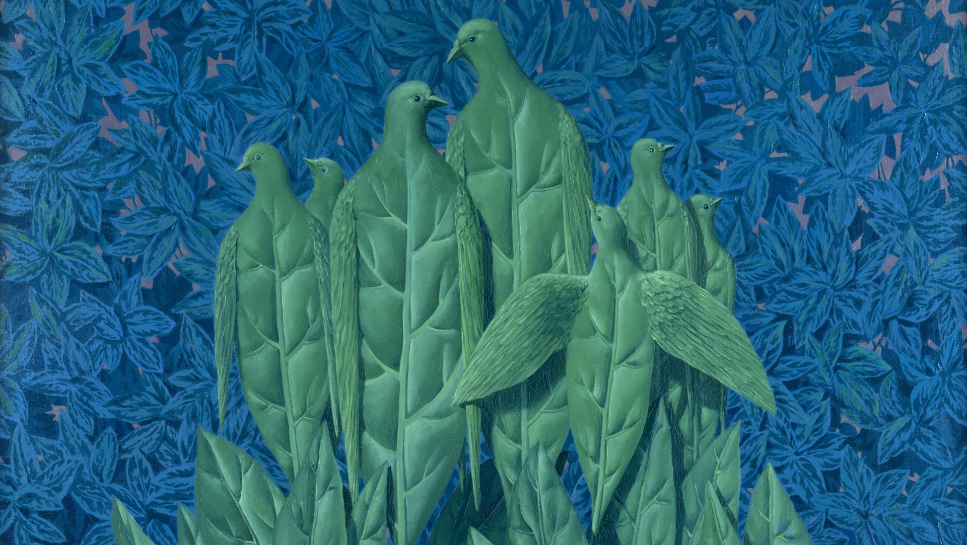 Un gruppo di uccelli verdi con il corpo che si confonde con le piante frondose si trova insieme su un denso sfondo di foglie blu. Gli uccelli e le foglie si intrecciano in modo intricato, creando una scena surreale ispirata alla natura.