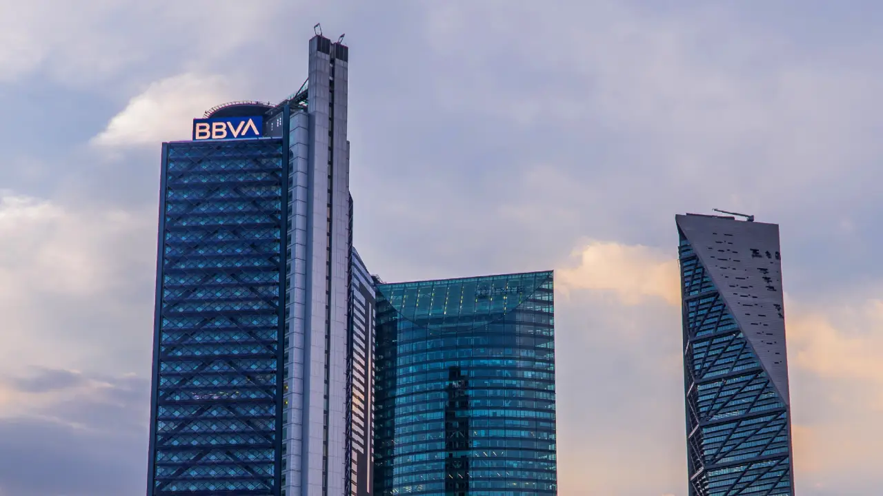 Un gruppo di edifici alti.