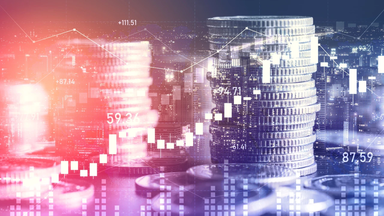 Pile di monete sovrapposte a grafici finanziari, candelabri del mercato azionario e grafici a linee simboleggiano investimenti, crescita e strumenti finanziari, tra cui certificati.