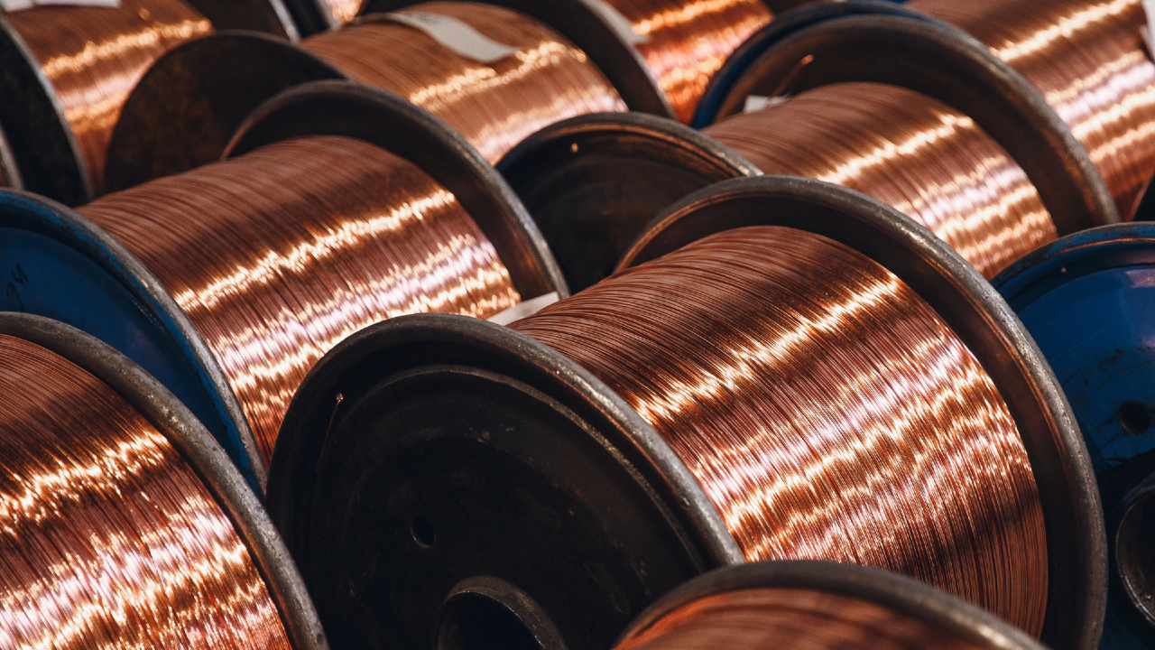 Bobine di rame industriale utilizzate per reti elettriche e infrastrutture, simbolo della crescente domanda globale di rame