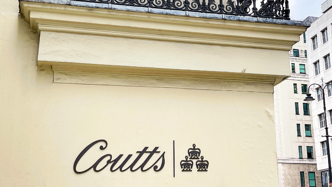 Logo della banca privata britannica Coutts sulla facciata della sede di Londra