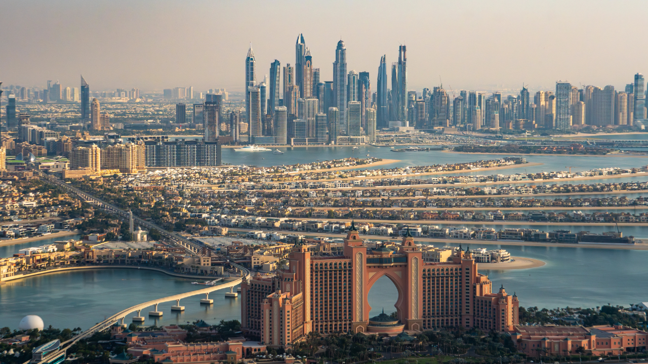 Panoramica dello skyline di Dubai con il distretto finanziario e le isole artificiali, simbolo del nuovo hub globale per wealth management e capitali internazionali.