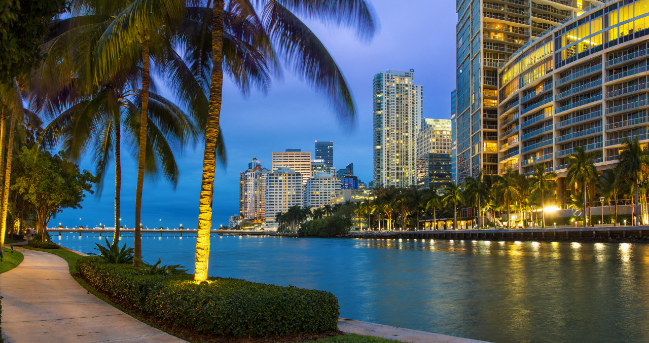 Waterfront urbano di Palm Beach al tramonto, nuovo hub del wealth management e dei family office in Florida