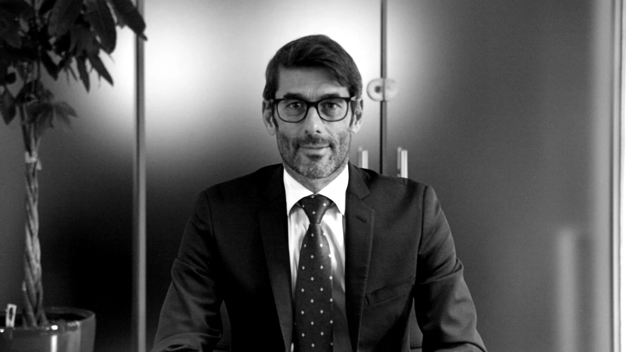Foto in bianco e nero di Massimo Garbari, presidente di Inarcassa, su investimenti in private market e real estate.