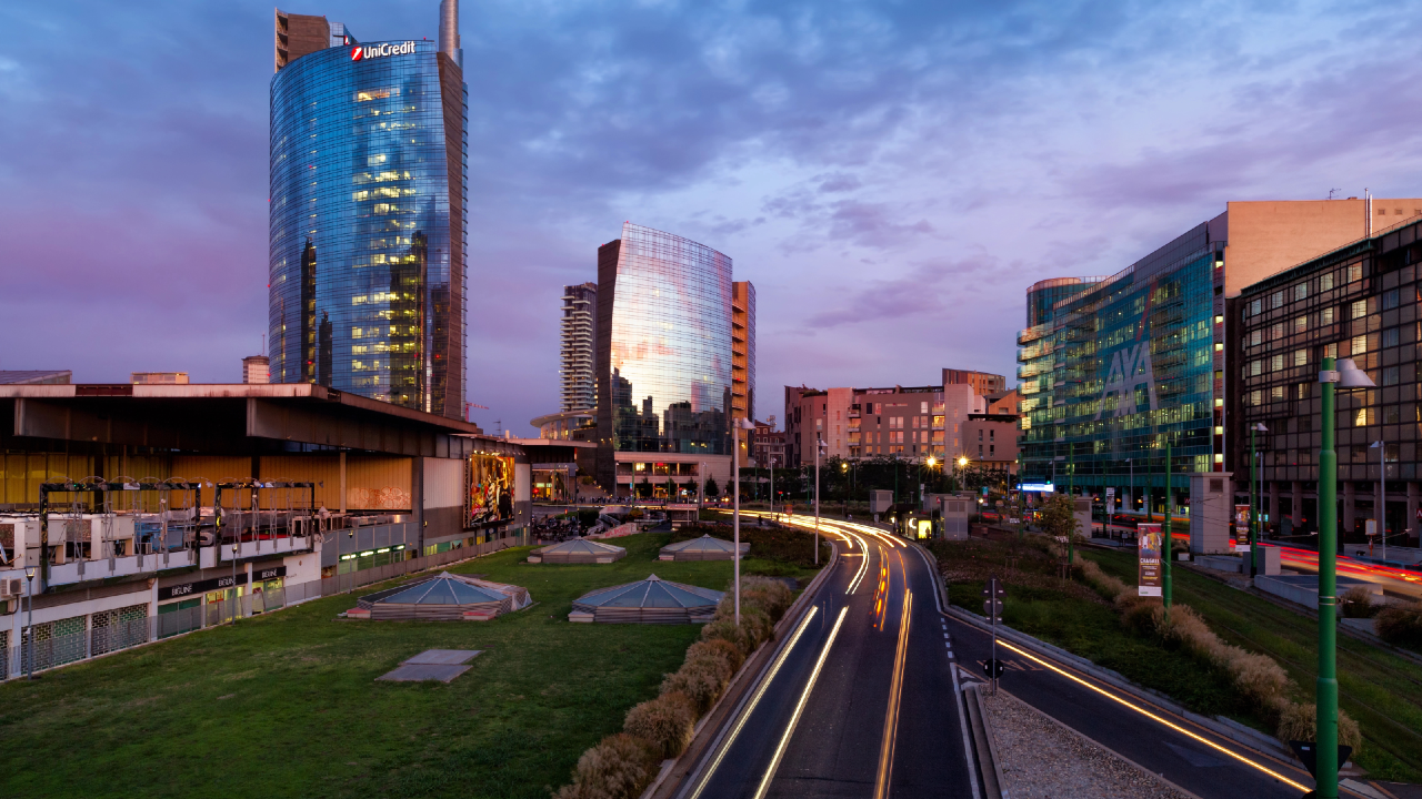 Skyline del distretto finanziario di Milano con la Torre UniCredit, simbolo della solidità e della redditività delle banche italiane nel nuovo ciclo 2026