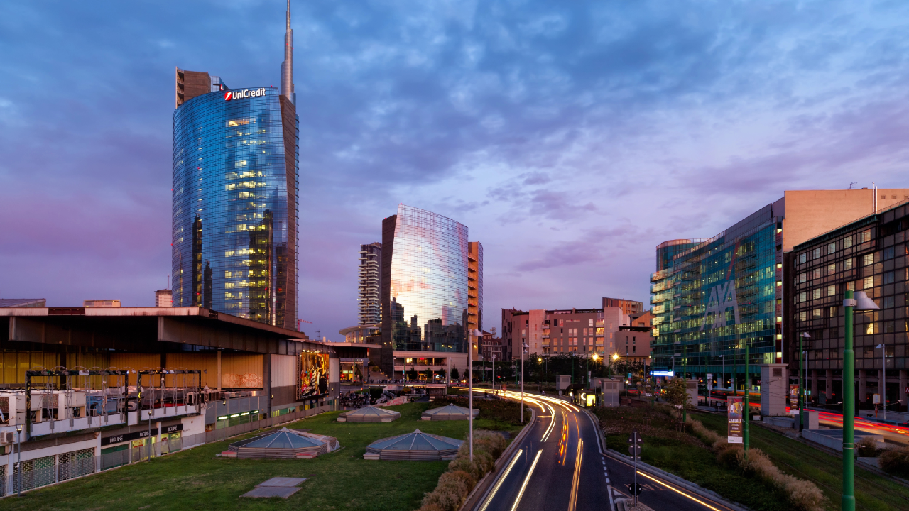 Skyline del distretto finanziario di Milano con la Torre UniCredit, simbolo della solidità e della redditività delle banche italiane nel nuovo ciclo 2026