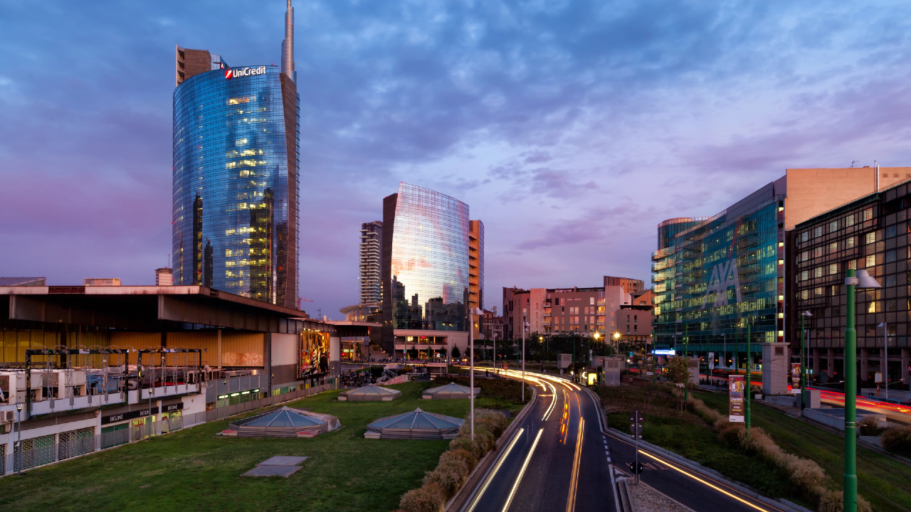 Skyline del distretto finanziario di Milano con la Torre UniCredit, simbolo della solidità e della redditività delle banche italiane nel nuovo ciclo 2026