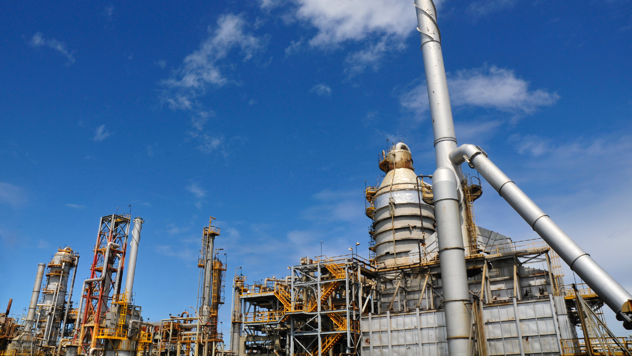 Impianto di raffinazione petrolifera con infrastrutture energetiche