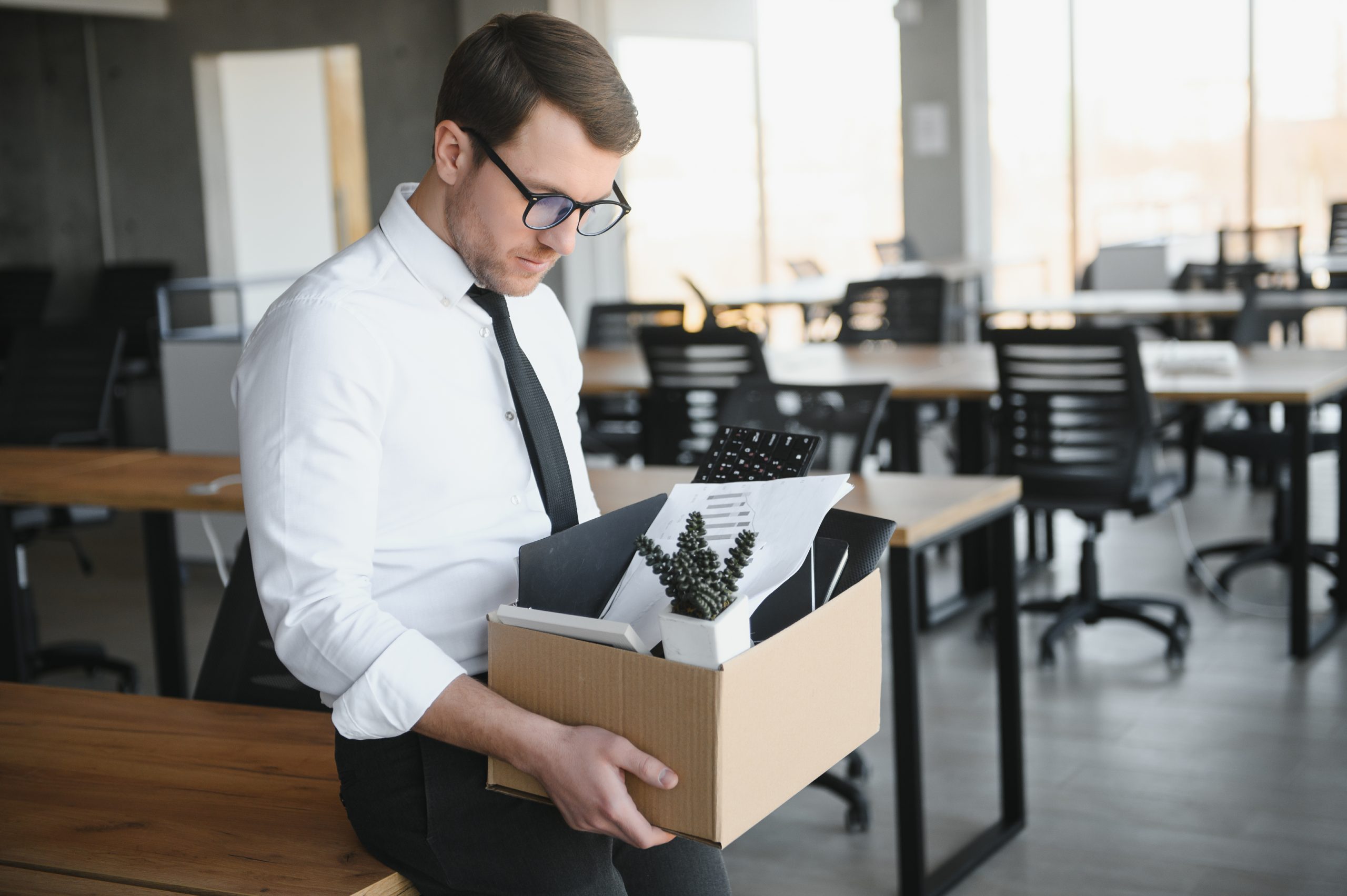 Un uomo che comunica con preavviso le dimissioni