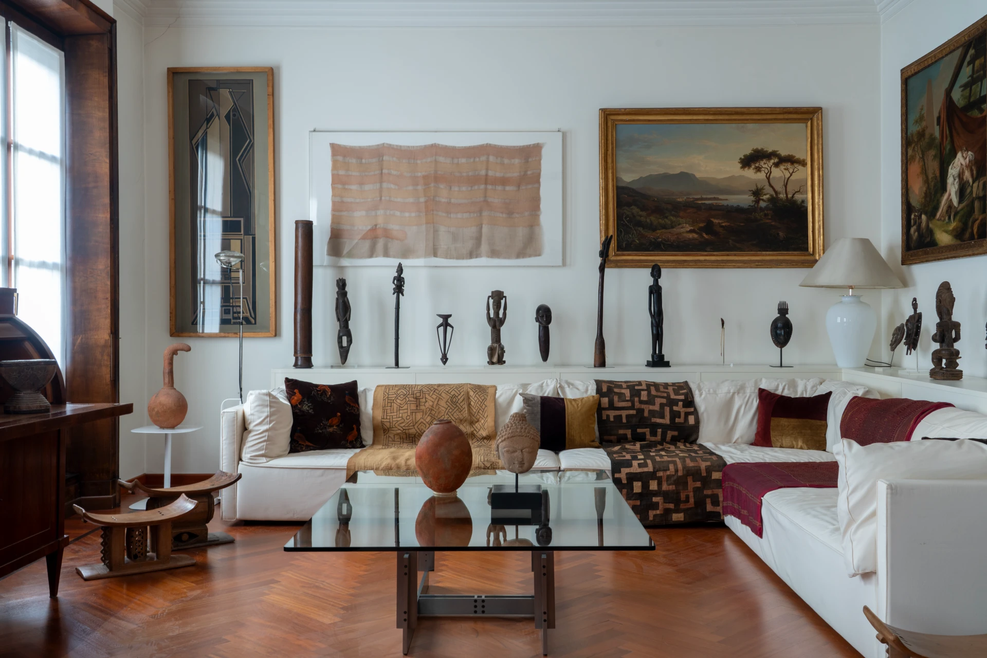 uno scatto della casa di antonio crivellaro, celebre giurista milanese protagonista dell'asta di finarte