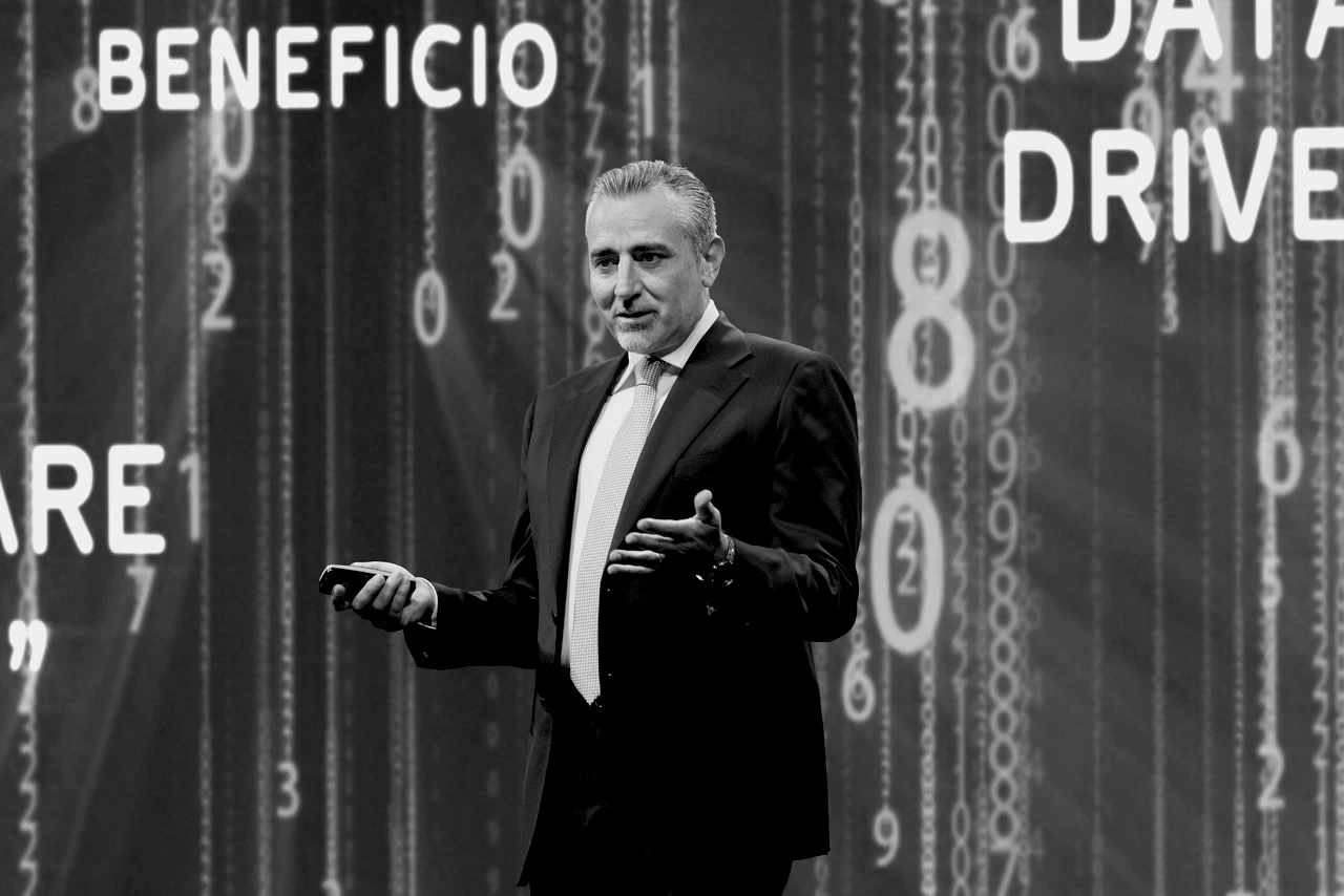 Marco Marazia direttore generale di Banca Widiba su un palco con un telecomandino in mano mentre presenta qualcosa