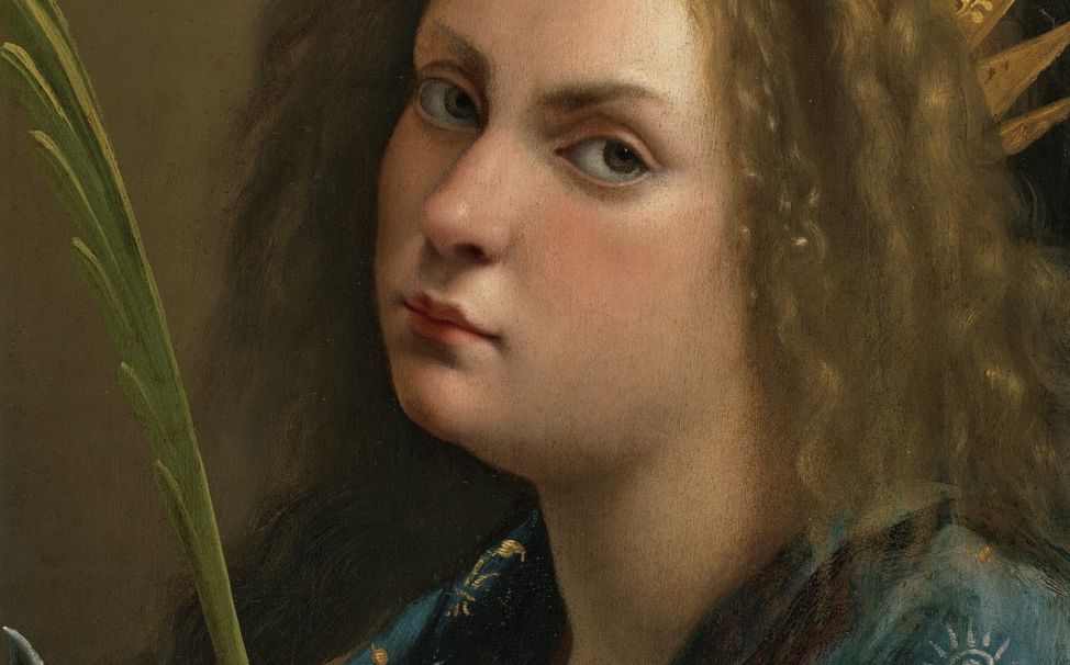 Un dipinto raffigurante una giovane donna con capelli ondulati castano chiaro, che indossa una corona e un abito blu con dettagli dorati, che tiene in mano una foglia di palma verde e guarda dolcemente verso lo spettatore.