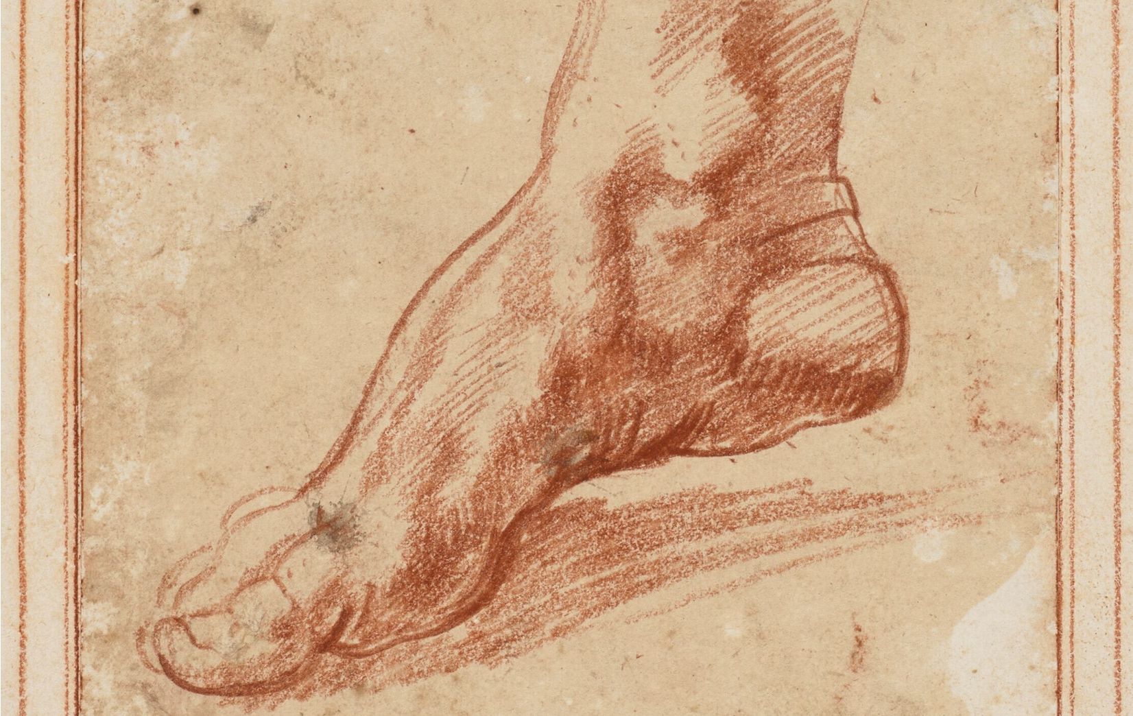 Schizzo dettagliato di un piede umano disegnato con gesso rosso su carta marrone, che mostra il piede di lato con ombreggiature e dettagli anatomici visibili, incorniciato da un sottile bordo.