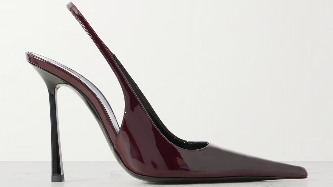 Tacco a spillo slingback lucido e bordeaux scuro con punta appuntita, mostrato di profilo su sfondo chiaro.