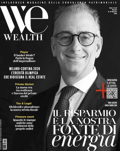 Copertina di una rivista in bianco e nero con un uomo sorridente in abito e occhiali. Il testo evidenzia i temi della ricchezza, del mercato privato, del risparmio e della finanza. Il titolo recita "Il risparmio è la nostra fonte di energia".